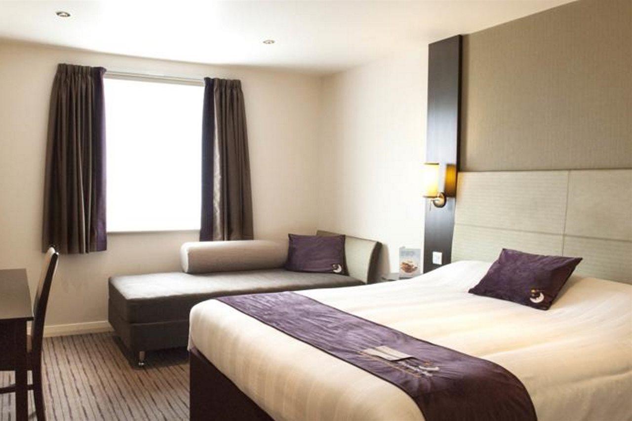 Premier Inn Milton Keynes South Esterno foto